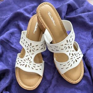 Thom McAn Women's White and Tan Sandals